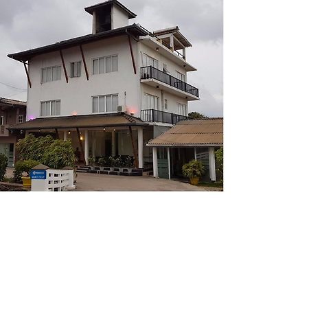 Onreech Hotel Seeduwa Exterior photo