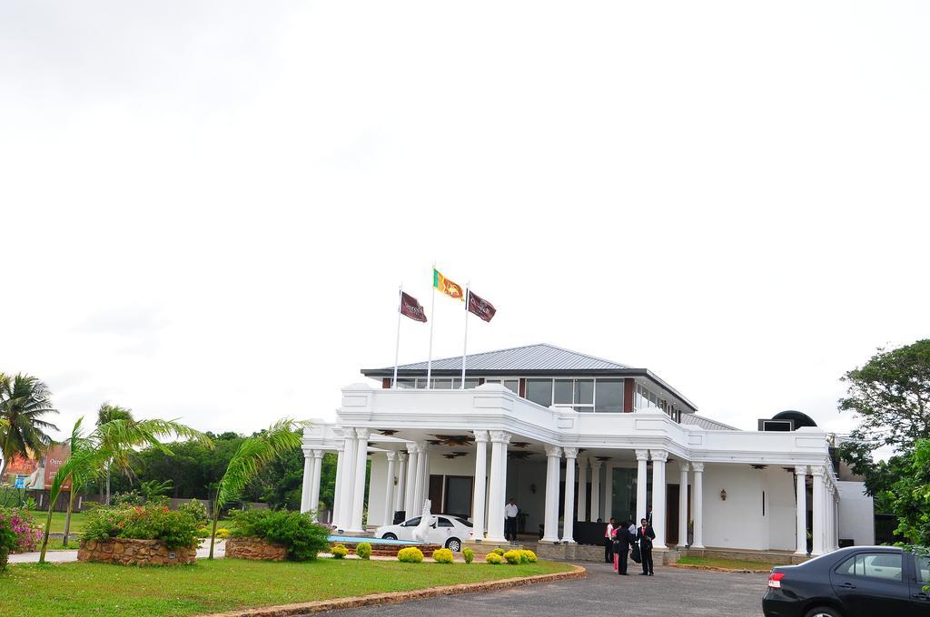 Onreech Hotel Seeduwa Exterior photo