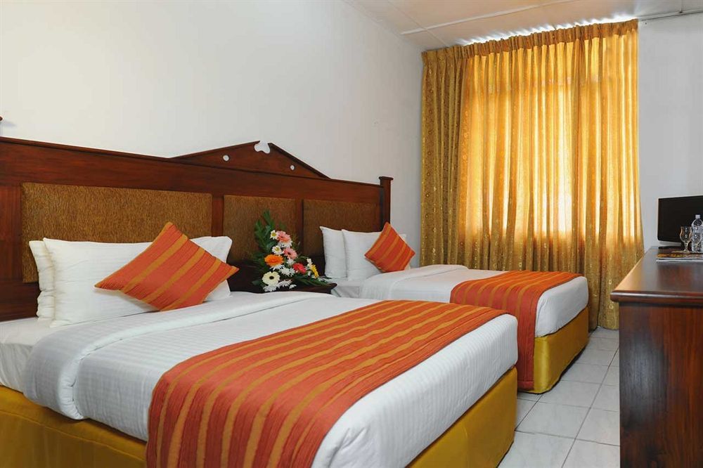Onreech Hotel Seeduwa Exterior photo